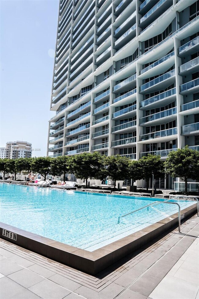 Building Photo - 475 Brickell Ave