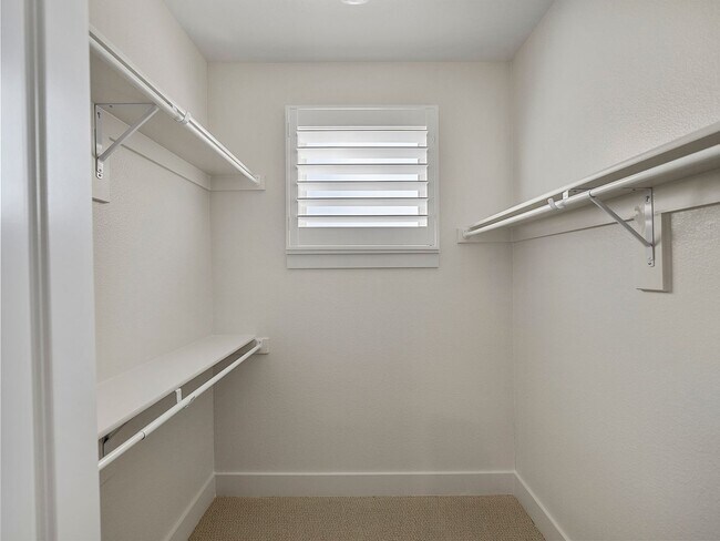 Building Photo - 917 Emerling Dr