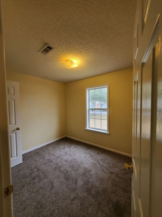 Building Photo - Charming Retreat with Wood Burning Fireplace: Your Ideal Rental Home Awaits!