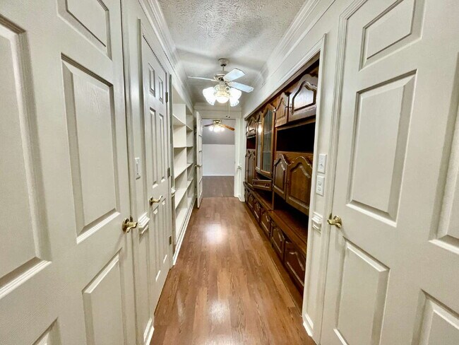 Building Photo - Spacious 6-Bedroom Gem In Fayetteville!