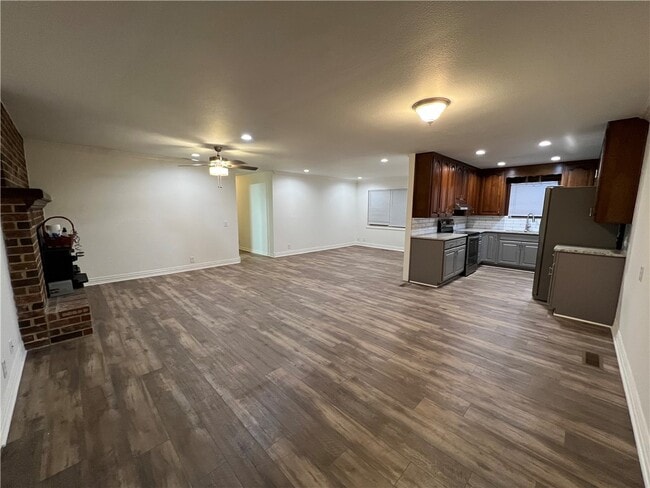 Building Photo - 1607 Mayflower Rd