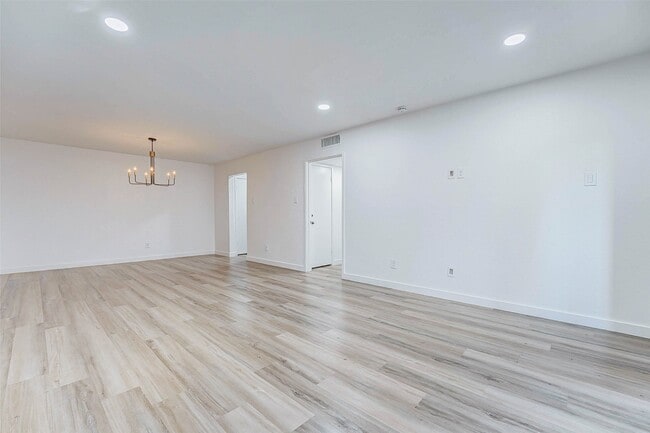 Building Photo - 7555 Katy Fwy