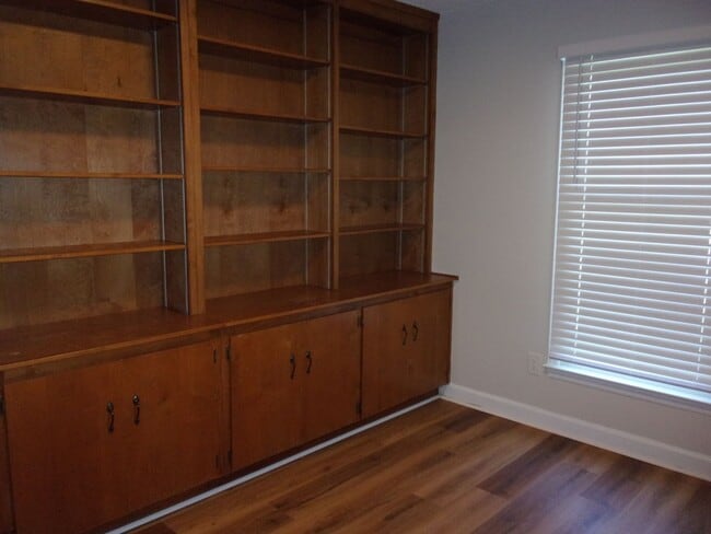 Building Photo - Beautiful 3 Bedroom 2 Bath Ground Level Condo in Tall Oak Villas