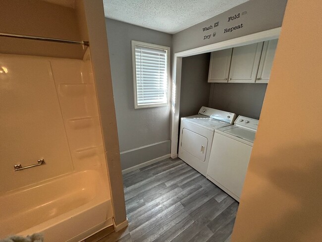 Building Photo - 3 bed/ 1 Bath