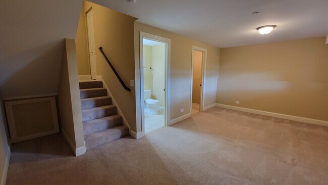 Building Photo - STUNNING LUXURY TOWNHOME 3 BEDROOM, 2 FULL...