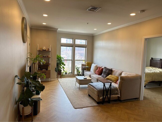 Building Photo - 903 Providence Pl