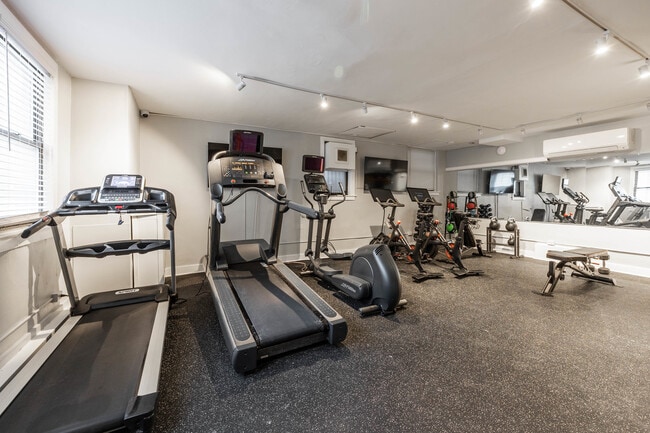 Building Photo - 1140 N La Salle Dr