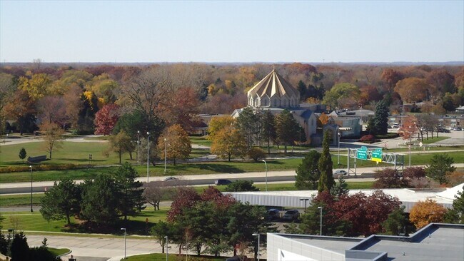 Building Photo - 16400 N Park Dr