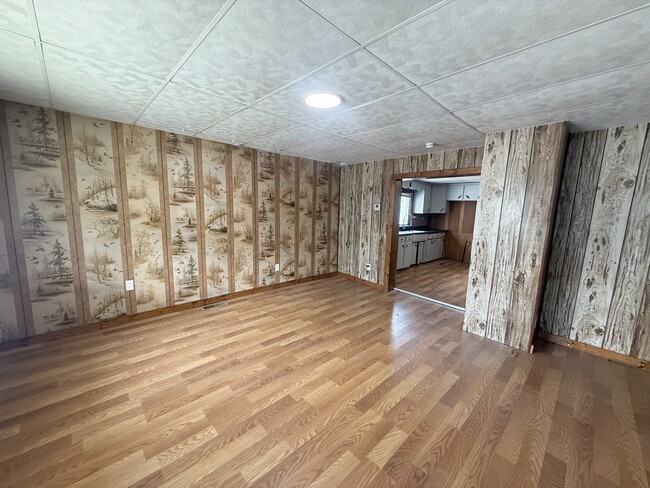 Building Photo - 754 N Sharpsville Ave