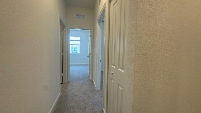 Building Photo - 553 Rivergrass St