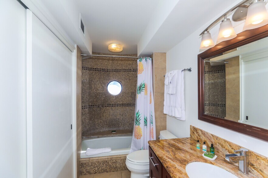 Building Photo - 1910 Ala Moana Blvd