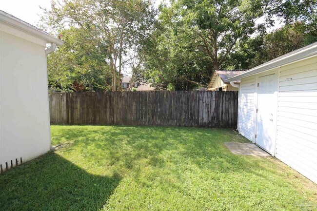 Building Photo - 1221 E Hernandez St