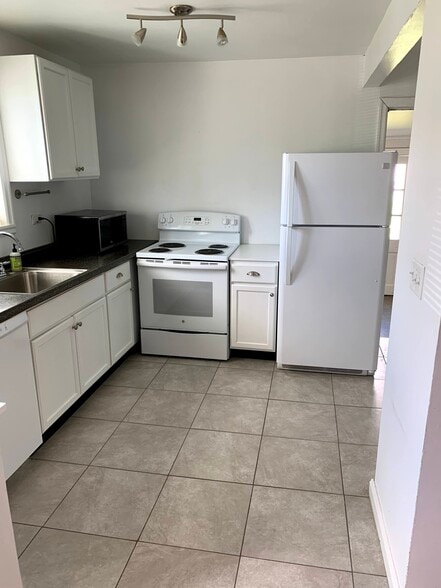 Building Photo - 195 Clearview Dr