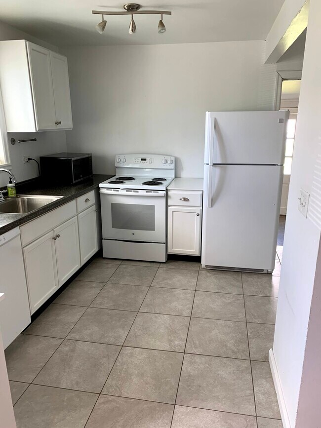 Building Photo - 195 Clearview Dr