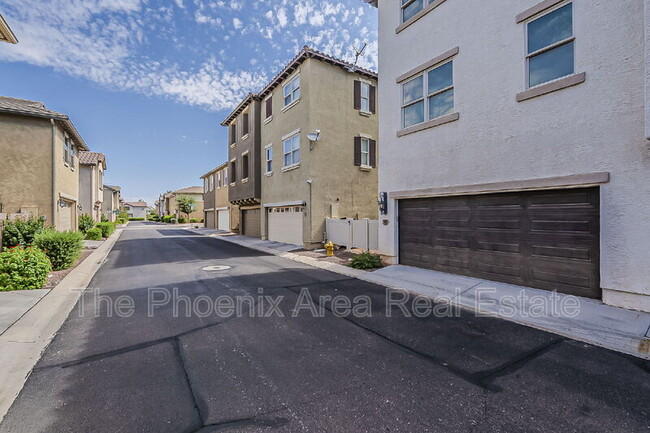 Building Photo - 885 S Osborn Ln