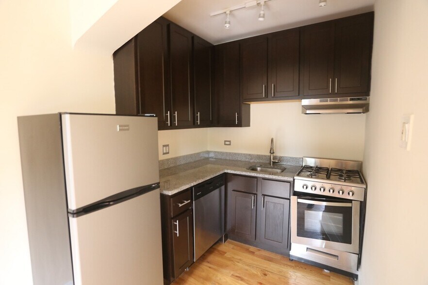 Building Photo - 4742 N Hermitage Ave