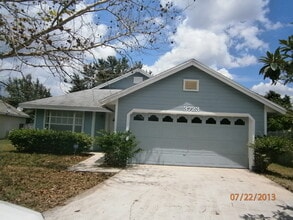 Building Photo - 3/2 Single Family Home with EXTRA Large Backyard
