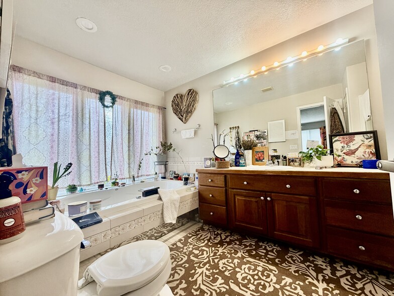 Building Photo - 6170 E Lake Dr