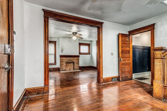 Building Photo - 912 E 31st St