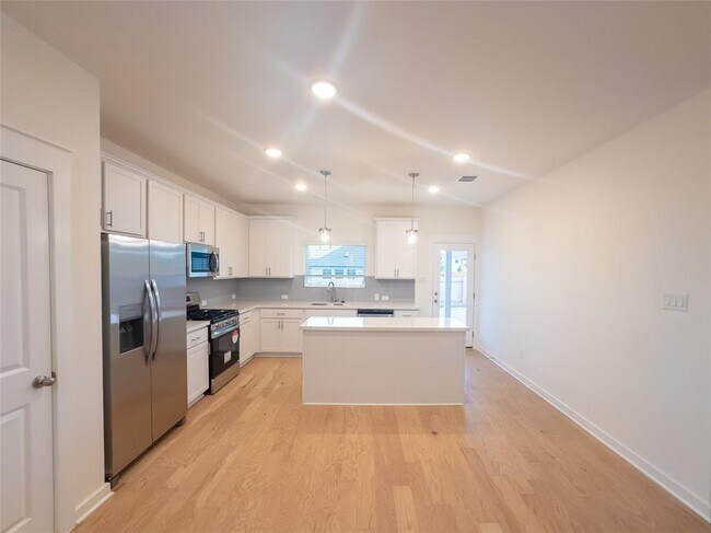 Building Photo - 198 Shackleton Dr