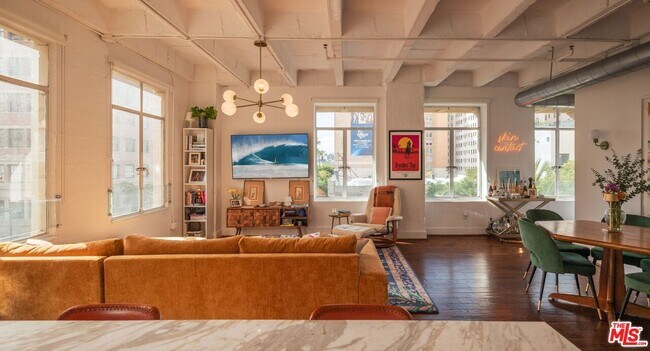 Building Photo - 6253 Hollywood Blvd