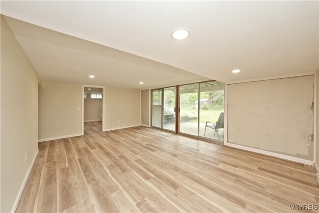 Building Photo - 100 Bridle Ln