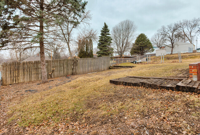 Building Photo - Spacious 4 bedroom 2 bathroom home