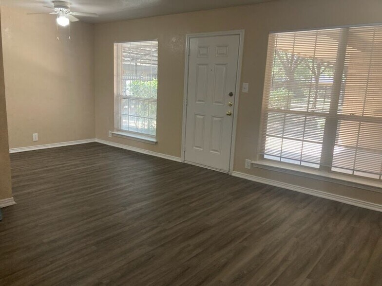 Building Photo - 2701 Green Oaks Rd