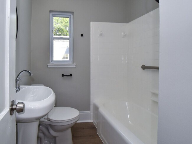 Building Photo - Spacious 2-Bedroom Apartment in Prime Winston-Salem Location