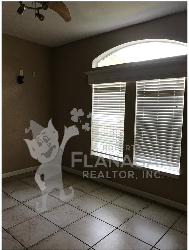Building Photo - 3 Bed 2 Bath