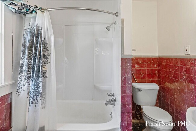 Building Photo - Inviting 1-Bedroom Unit with Natural Light...
