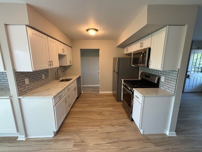 Building Photo - 3 Bedroom Townhome in Emmaus