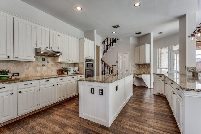 Building Photo - Located in a highly desirable neighborhood.