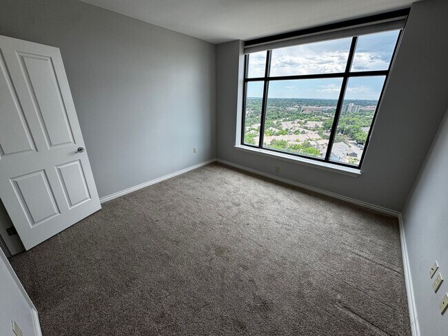 Building Photo - Penterra Plaza Condo with Amazing Panorami...
