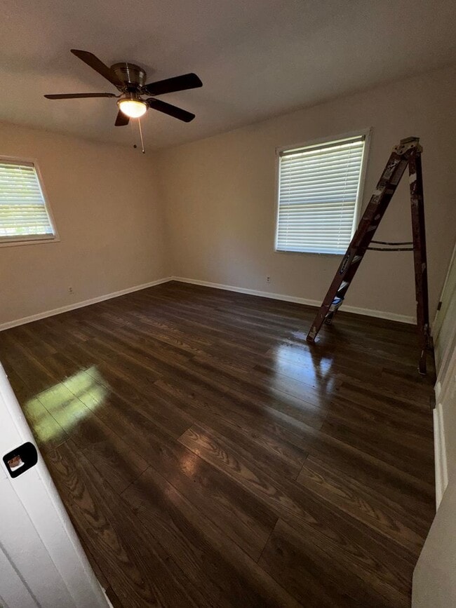 Building Photo - Charming 3 bedroom, 2 bathroom home featuring a fenced-in backyard and enclosed back porch. Fresh...