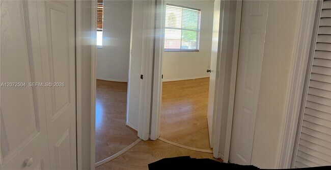 Building Photo - 700 SW 106th Ave