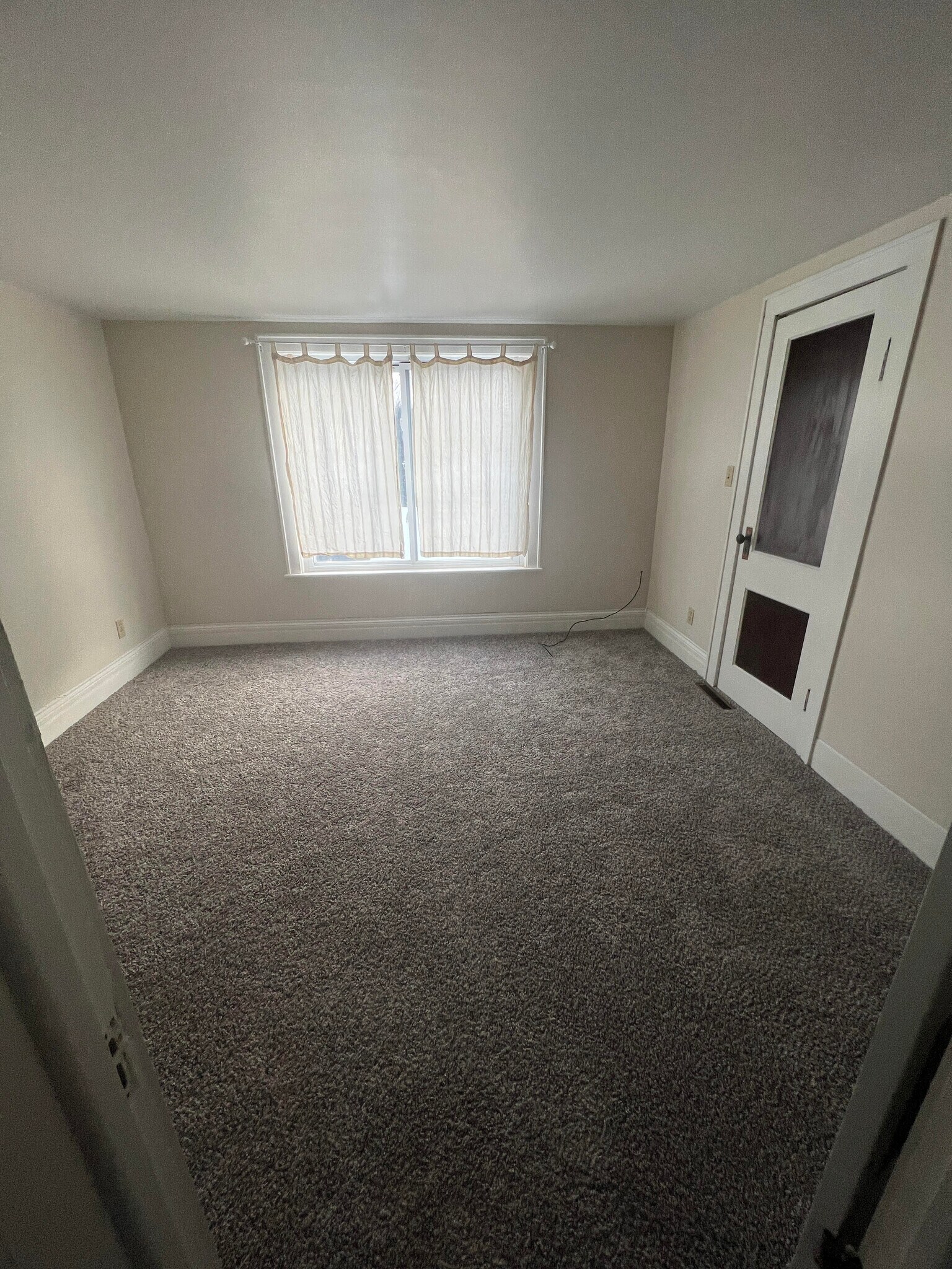 Large Bedroom one w/ walkin closet - 901 Michigan Ave