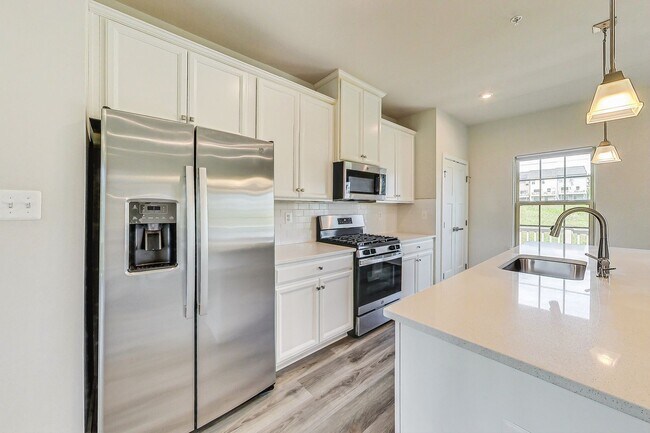 Building Photo - Meticulously Maintained 3 bedroom, 2.5 bat...