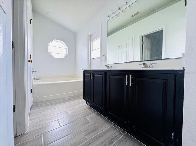 Building Photo - 2405 Queenswood Cir
