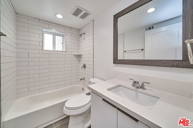 Building Photo - 601 1/4 W 41st Pl