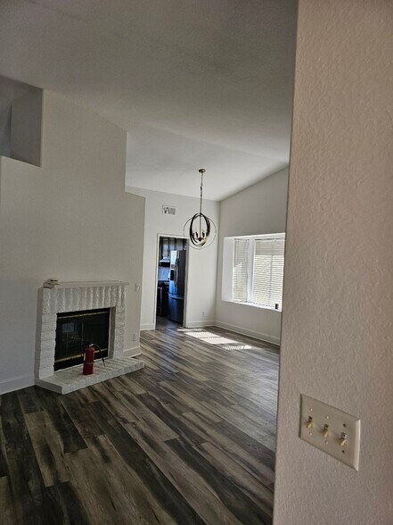 Building Photo - 1066 Gloria Dr