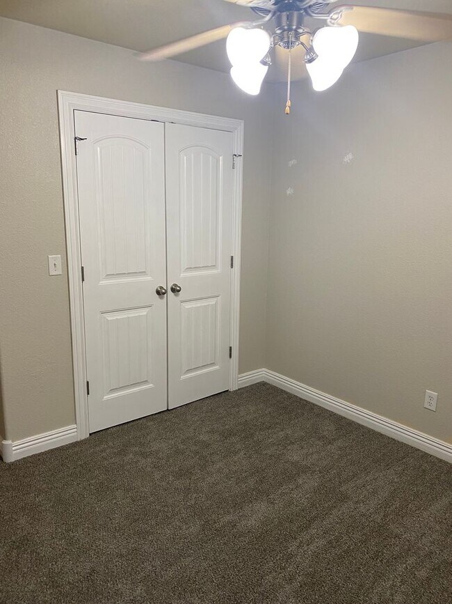 Building Photo - 3 bedroom 2 bath duplex with 2 Car Garage ...
