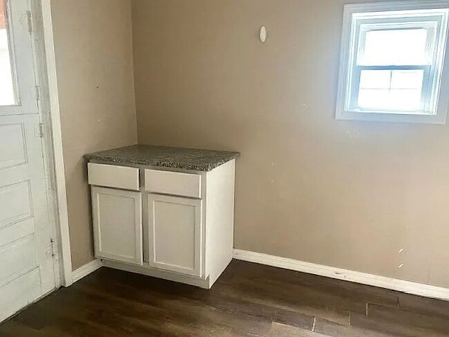 Building Photo - Corner Lot - Remodeled