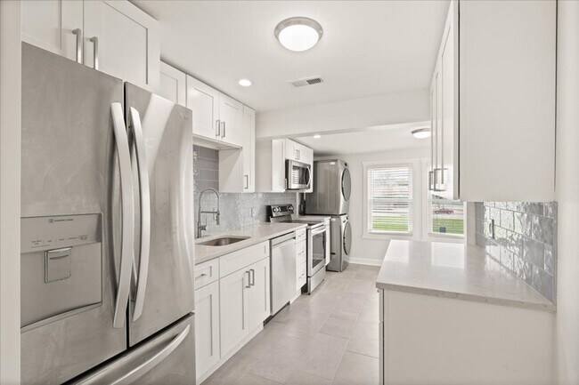 Building Photo - AVAILABLE NOW! 2 Bedroom 1 Bathroom Duplex in Kansas City $1400