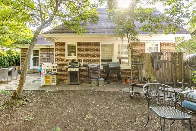 Building Photo - Darling English Tudor style home in the heart of the University District near TCU!