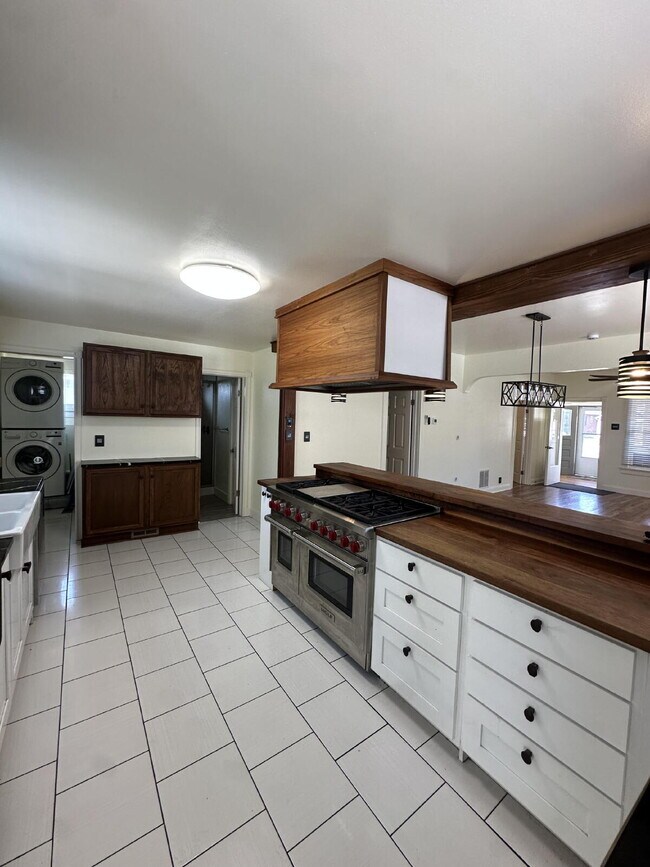 Building Photo - "Charming 2-Bedroom Retreat in the Heart of Windsor – 945 Sq. Ft. of Cozy Living!"