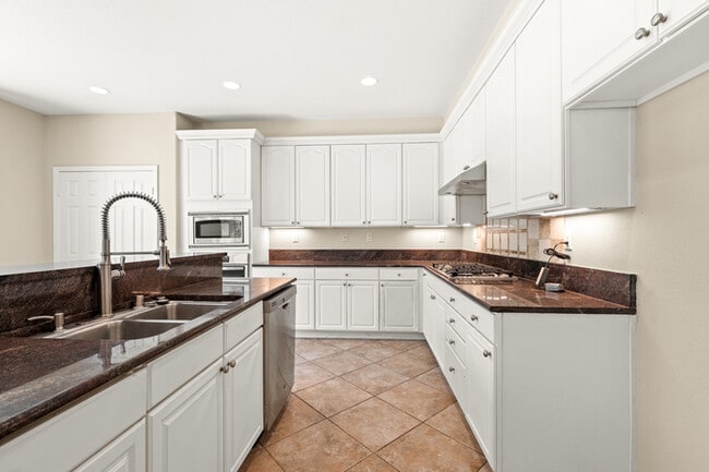Building Photo - Ideal for Large Families – 6BR/4BA Eastval...