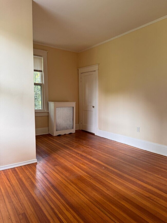 Building Photo - 3 Bedroom || 1.5 Bathroom Home