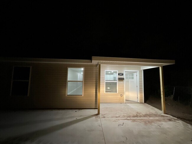 Building Photo - 205-207 S Byers