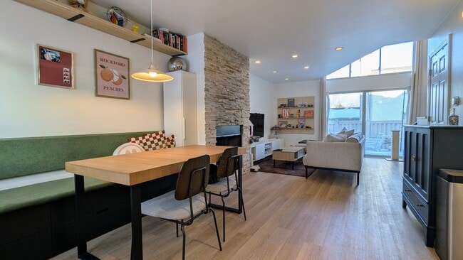 Building Photo - 1030 Casa Dr